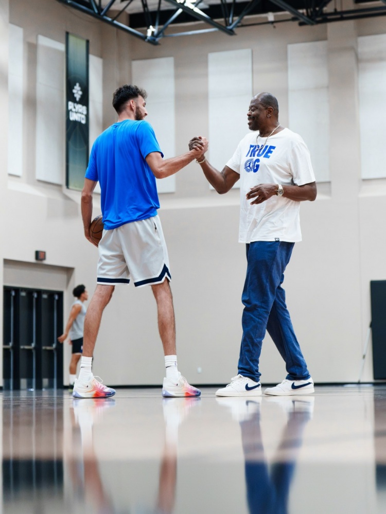 霍姆格伦社媒晒训练 与尤因场上握手致意 库明加点赞
