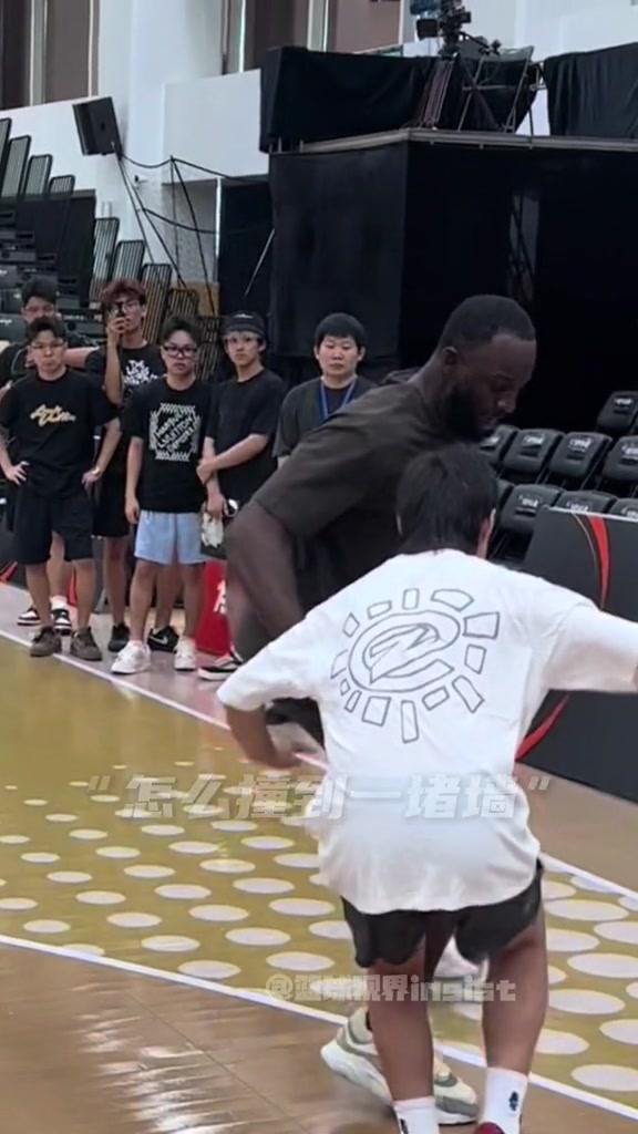 1米98一座山!追梦现身篮球馆 将自己的防守技巧向小学员倾囊相授
