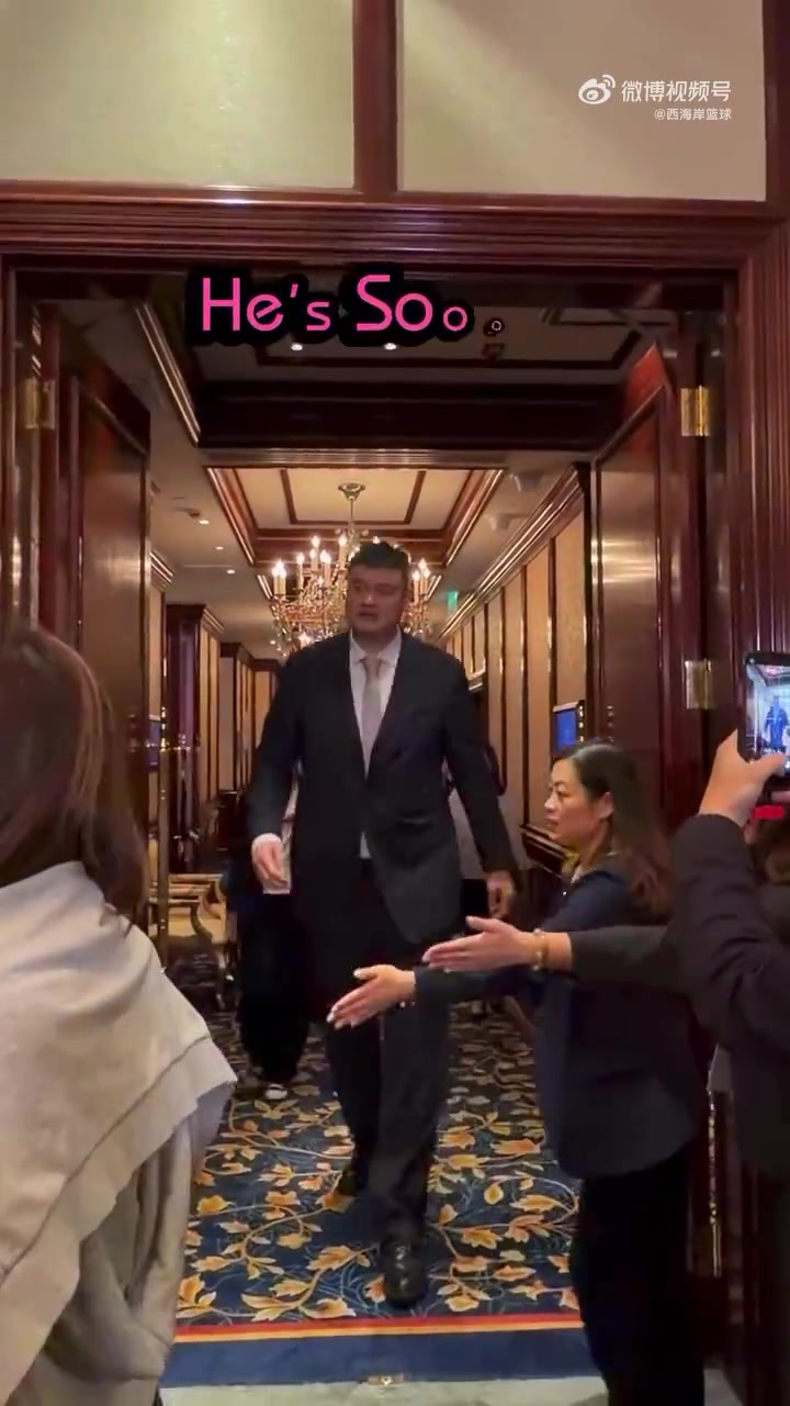 姚明调侃小记者:你也打控卫是吧 以前在NBA最难对付的就是控卫 姚明调侃小记者:你也打控卫是吧 以前在NBA最难对付的就是控卫