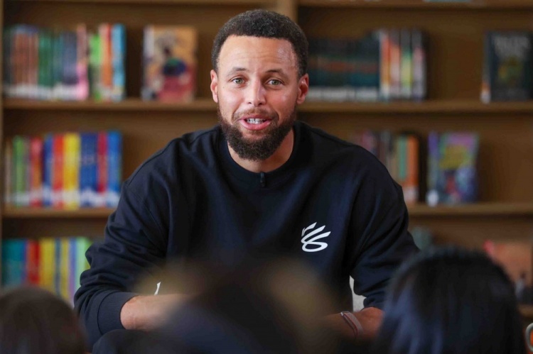 库里现身奥克兰小学 分享自身眼疾经历并与学生打球、赠送球衣 库里现身奥克兰小学 分享自身眼疾经历并与学生打球、赠送球衣
