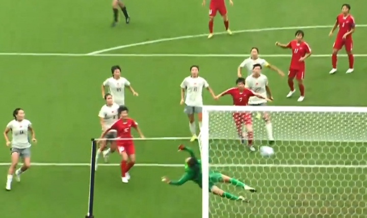 中国女足0-1落后！朝鲜定位球开出，姚伟头球解围不幸自摆乌龙